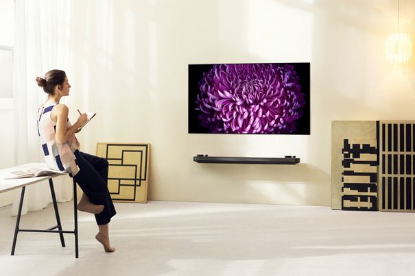 Das Design der W7-Serie verführt zu der Illusion, durch ein Fenster zu schauen, statt auf ein Fernsehgerät.