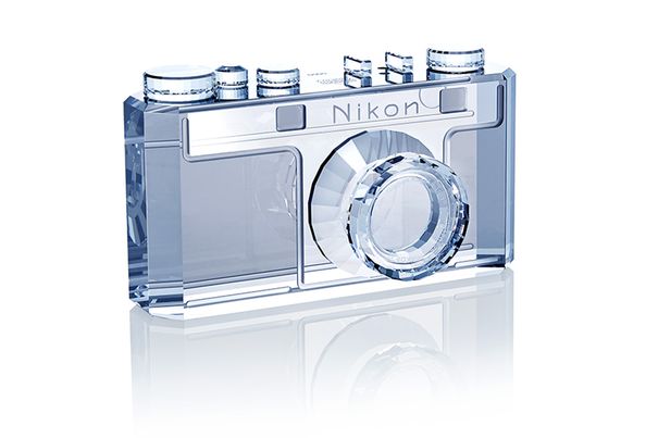 Glasklar: Neben aktuellen Jubiläumsangeboten gibt es für Sammler auch eine wunderschöne Kristallglas-Reproduktion der ersten Kamera von Nikon, dem Modell I, aus dem Jahr 1948.