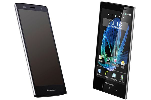 Panasonic Smartphones: Links das Eluga power und rechts das Eluga (123 x 62 x 7,8mm). Beide Modelle sind wasserdicht und stossfest.