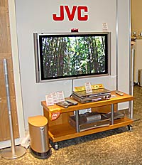 Die neue Heimkinoanlage QP-ES1 von JVC lässt sich mit Händeklatschen einfach für die eigene Wohnumgebung einmessen.