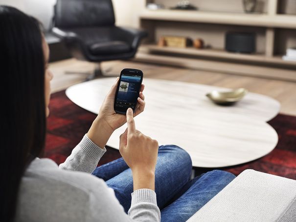 Das Smartphone steuert das vernetzte Wohnzimmer.