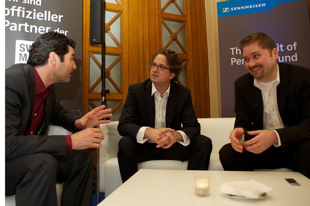 Daniel Sennheiser flankiert von seinen Geschäftsführern in der Schweiz, Marc Staubli (Marketing and Sales, links) sowie Björn Grefer (Finance and Operations).