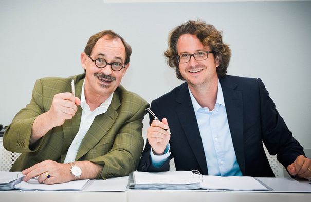 Daniel Sennheiser und Hasso Böhme bei der Unterschrift: Bleuel Electronic AG ist jetzt Sennheiser (Schweiz) AG