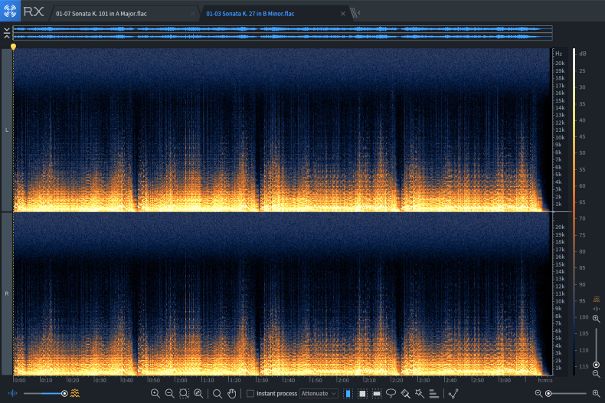 Spektralanalyse der Aufnahme. Skala rechts: Frequenzbereich von 20 Hz (unten) bis 22 kHz (oben). Das ansteigende Rauschen ist als violettes Band erkennbar.