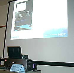 Bereits an der AdVance zu sehen war der NEC WT600, welcher keine Projektionsdistanz mehr benötigt.