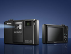 Die Nikon Coolpix S1000pj mit integriertem Beamer.