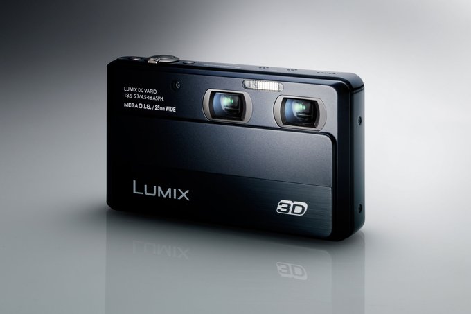 Trotz doppeltem optischen System und ihren vielfältigen Möglichkeiten bleibt die Lumix 3D1 von Panasonic mit 108 x 58,5 x 24,1mm und einem Gewicht von 171g erstaunlich kompakt