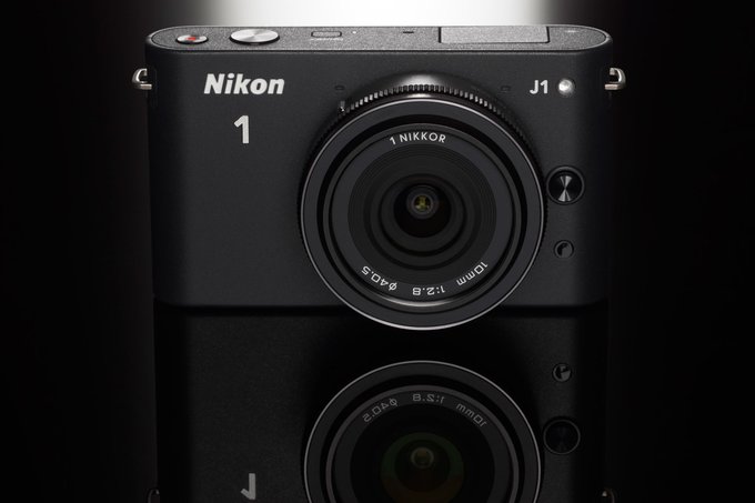 Die Nikon 1 - hier mit dem Modell J1 - ist eine kleine und leichte Systemkamera