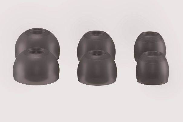 Passende Earbuds in drei verschiedenen Grössen sind im Lieferumfang dabei. Bei den weissen Hörern natürlich in Weiss.