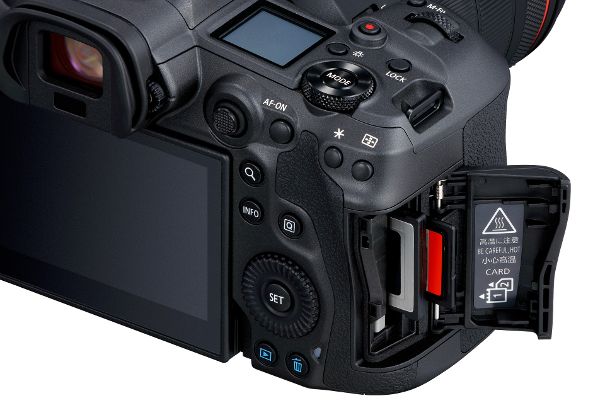 Die zwei Speicherkarten-Steckplätze der Canon EOS R5 unterstützen eine CFexpress- und eine SD-UHS-II-Hochgeschwindigkeitskarte, die sicher in einem wetterfesten Gehäuse aus Magnesiumlegierung untergebracht sind.
