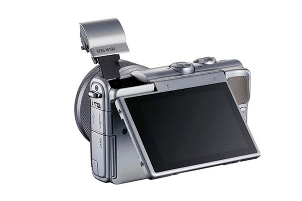 Klappt hoch: Das Touch-Display der neuen Canon EOS M100 lässt sich aufklappen. Ideal für Selfie-Aufnahmen und Fotos aus ungewöhnlichen Perspektiven.
