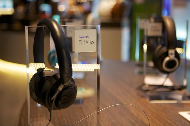 Mit dem Fidelio M1BTBL zeigt Philips seinen Bluetooth-Kopfhörer, welcher per USB-Kabel aufgeladen wird.