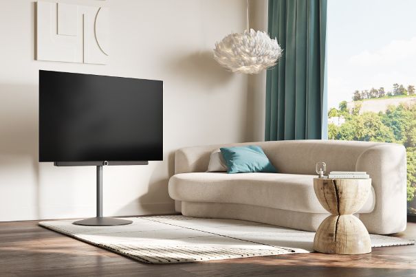 Neuer Look: Das edle Basaltgrau der neuen Loewe-LED- und OLED-Fernseher fügt sich hervorragend in verschiedene Einrichtungskonzepte ein.
