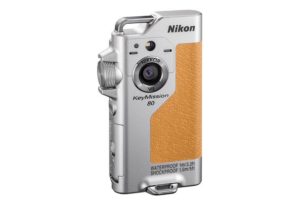 Die Nikon KeyMission 80 lässt sich am Körper tragen und besitzt auf der Rückseite eine zweite Kamera sowie einen LCD-Monitor. Ideal für bequeme Selfie-Aufnahmen.