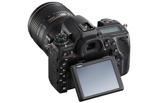 Schneller Zugriff: Die neue Nikon D780 mit neigbarem Monitor und vielen Tasten und Drehrädern am Gehäuse zur raschen und direkten Bedienung.