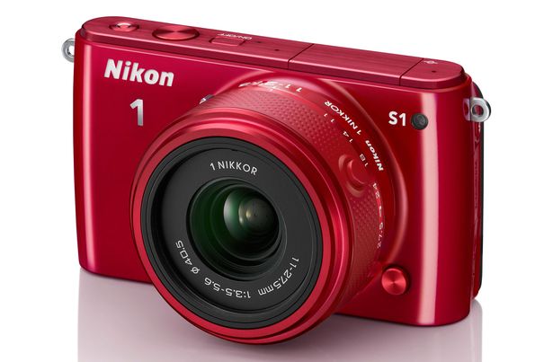 Mit der Nikon 1 S1 startet Nikon die neue S-Serie, eine etwas abgespeckte Version für intuitivere Bedienung