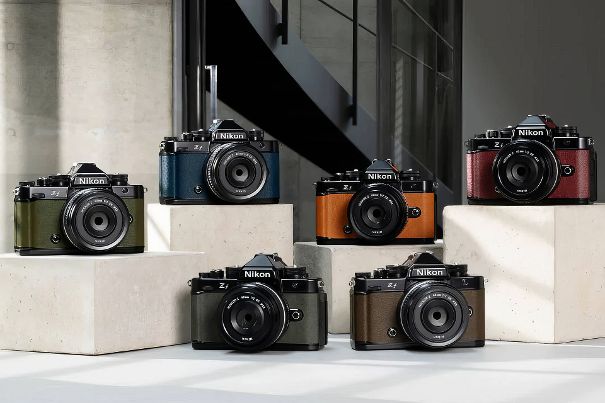 Qual der Wahl: Die neue Nikon Z f ist neben Standardschwarz noch in sechs weiteren eleganten Farben zu haben.