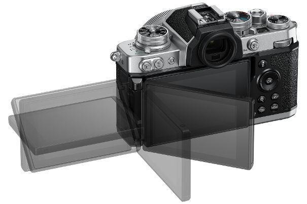 Erstmalig an einer Z-Kamera: Der Bildschirm der Nikon Z fc lässt sich seitlich ausklappen und drehen.