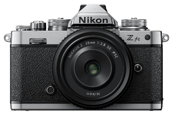 Nikon Z fc: Die neue Kamera im Design analoger Spiegelreflexkameras wie der Nikon FM2 kombiniert deren klassischen Charme mit den modernsten Funktionen der spiegellosen Z-Serie.