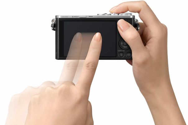 Über den 7,5 cm-Touchscreen-LCD-Monitor mit 1'036'000 Bildpunkten kann durch Antippen auf einzelne Motivdetails fokussiert und sofort ausgelöst werden