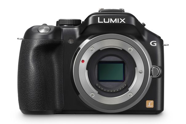 Die G5 ist eine spiegellose Systemkamera mit MicroFourThirds-Bajonett. Zu sehen ist hier auch der 16-Mpx-Fotosensor, der wie bei allen Kameras des mFT-Standards 17,3 x 13 mm gross ist. 