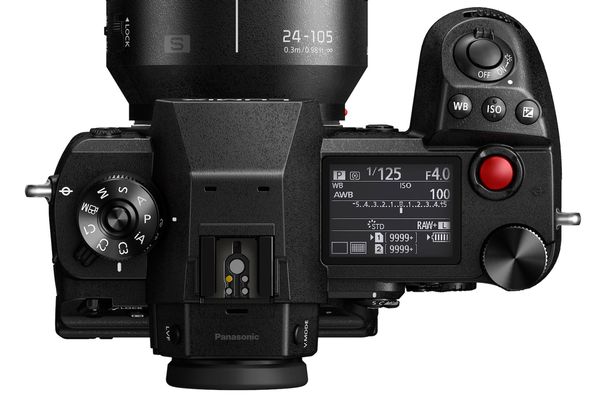 Unübersehbar: Der rote Videoaufnahmeknopf der Panasonic Lumix S1H springt ins Auge. Eine zweite Video-Taste befindet sich vorne an der Kamera.