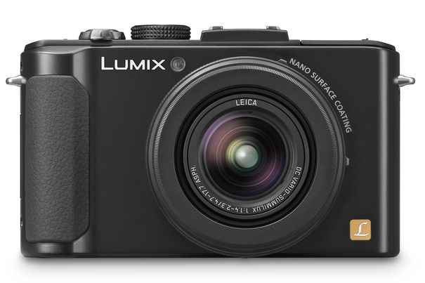Als Edelkompakte ist die LX7 zwar klein wie andere Kompaktkameras, bietet aber dennoch viele (manuelle) Einstellmöglichkeiten, die zum Teil über Bedienelemente an der Kamera vorgenommen werden können.