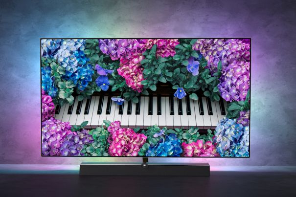Philips TV setzt mit den neuen OLED+935-Fernsehern neue Massstäbe bei Bild und Ton.
