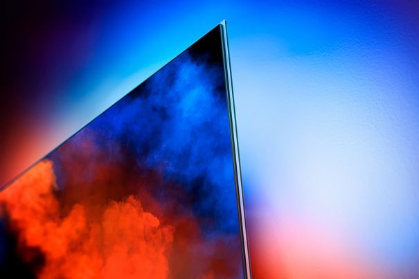 Nahtloser Übergang: Ein extrem dünnes OLED-Panel, ein rahmenloser Bildschirm und das dreiseitige Ambilight sorgen für eine praktisch übergangslose Verbindung zum hervorragenden Bild.