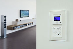 Über Bedieneinheiten an der Wand lassen sich durch das Multi-room System von Revox alle angeschlossenen Audioquellen und neu auch iPod, Festplatteninhalte und Internetradio bedienen. 