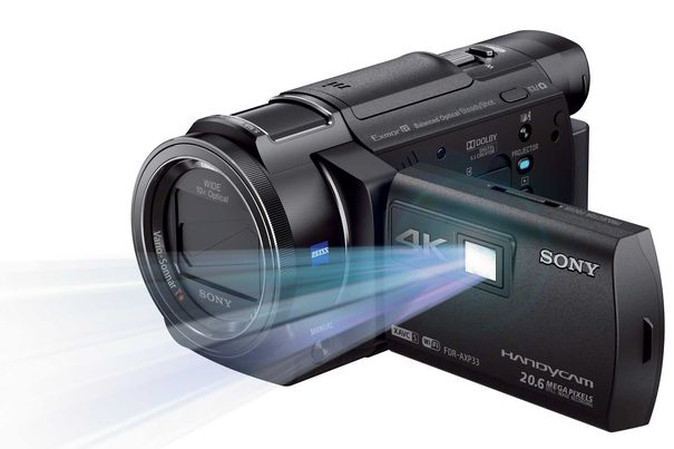 Im AXP33 ist ein Projektor mit einer Auflösung von 854 x 480 Pixeln und 50 Lumen integriert, der auch extern zugespielte Videos projiziert