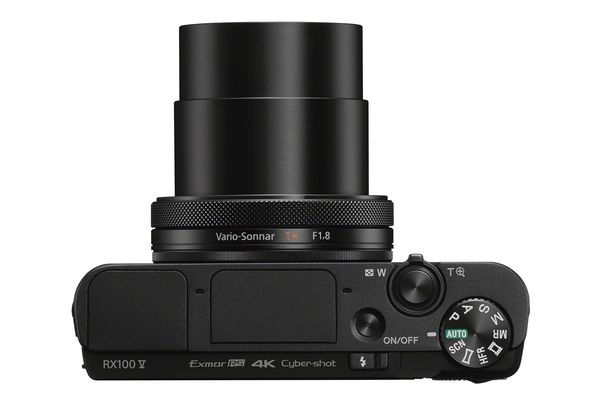 Das Zeiss-Vario-Sonnar-T*-Objektiv der neuen Sony RX100V besitzt eine Brennweite von 24–70 Millimetern (Kleinbild) und eine Lichtstärke von F1,8 bis 2,8.