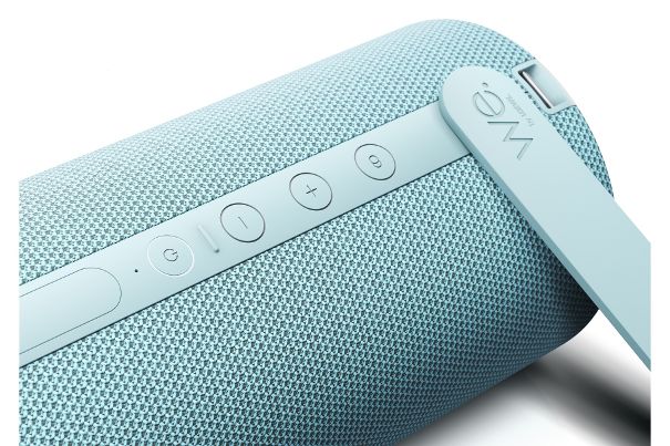 Die neuen Bluetooth-Lautsprecher We. by Loewe sind in den Farboptionen Aqua Blue, Coral Red, Cool Grey und Storm Grey erhältlich. Hier das Modell HEAR 1 in Aqua Blue.