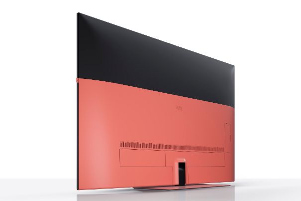 Schöner Anblick: Auch die Rückseite der We. SEE Fernseher by Loewe sind perfekt durchdesignt. Die Farbvarianten Aqua Blue und Coral Red kommen im Frühjahr 2022.