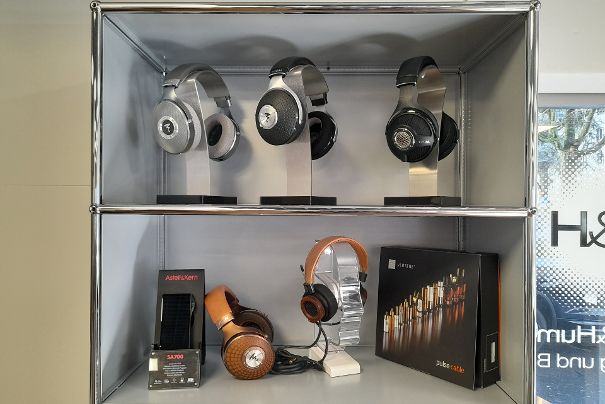 Bei Dietiker & Humbel findet sich eine schöne Auswahl an hochwertigen Kopfhörern und Portable Audio.