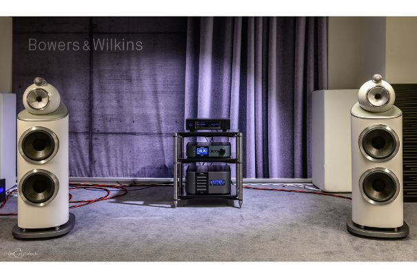 Frisch eingetroffen: Das neue Topmodell von Bowers & Wilkins, die 801 D4, zeigt ein unglaubliches Mass an Klangtransparenz.