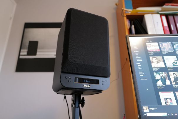 Der Master-Speaker verfügt über ein informatives Display und ein paar Tasten für On/Off, Funktionen, Bluetooth-Pairing sowie drei Memory-Tasten für Radio.