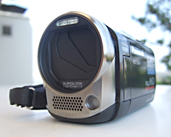 Videoleuchte und Blitz gut integriert im HDC-SD66 von Panasonic