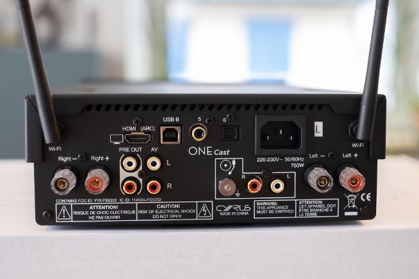 Anschlussfeld. Oben von links: HDMI; USB; Coax; TosLink. Im Zentrum der Vorverstärkerausgang z. B. für Aktivlautsprecher. Daneben AV-Analogeingänge. Rechts davon die Phono-Eingänge.