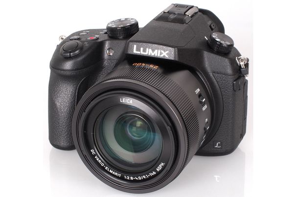 Die Lumix DMC-FZ1000 mit Leica DC Vario-Elmarit (KB-Zoomfaktor: 25–400 mm) und 1-Zoll-Bildsensor. Erst diese Kombination von kompaktem Sensor und hochwertiger Optik macht das vergleichsweise kompakte und dennoch lichtstarke 16-fach-Motorzoom möglich.