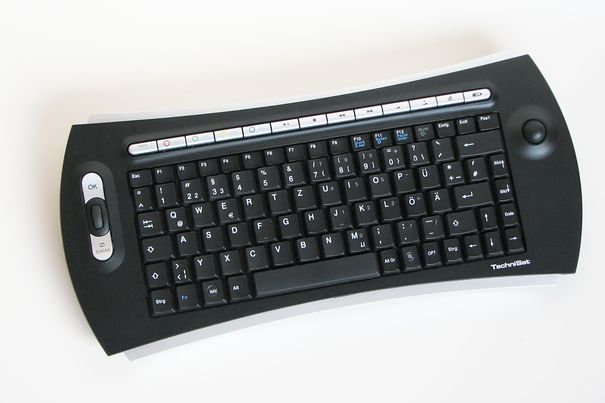 Eine vollwertige Funk-Tastatur kann zusätzlich erworben werden und wird für fleissige Internet User wärmstens empfohlen. Durch den Tastaturdongle belegt man im Isio zwar eine USB-Buchse, doch stehen ja immer noch zwei zur Verfügung