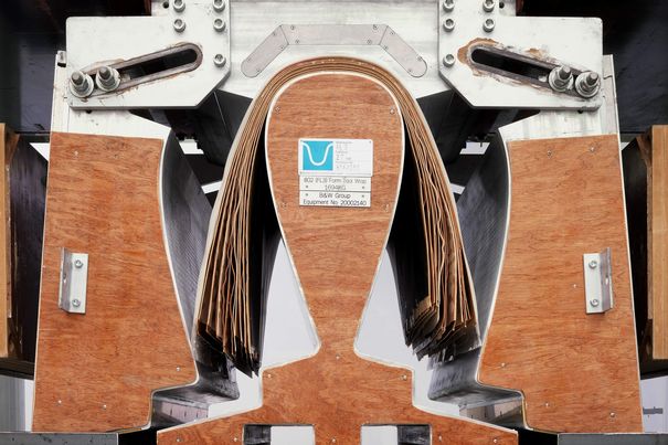 Um ein Gehäuse stabil und möglichst frei von unerwünschten Vibrationen zu machen, produziert Bowers & Wilkins ihre neuen Ghäuse aus zahlreichen Holzschichten, die in speziell entwickelten Werkzeugen dauerhaft in ihre spezielle Form gebracht werden.