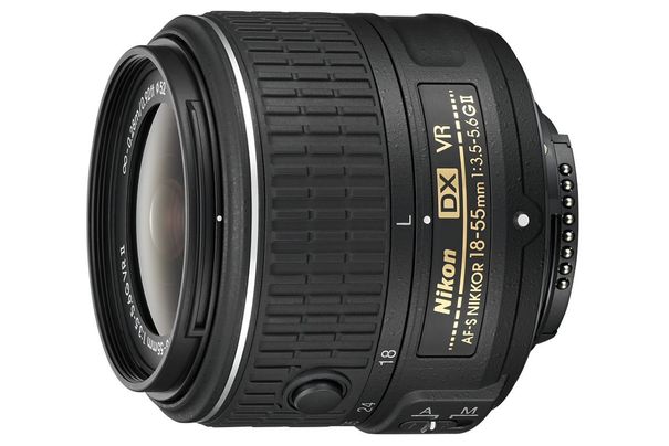 Das Kit-Zoomobjektiv Nikkor AF-S DX 18–55 mm 1:3,5–5,6 G VR II limitiert die Bildqualität der Nikon D3300, ist dafür aber handlich kompakt und leicht.