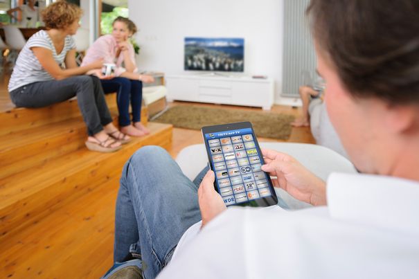 Dank Multituner können mehrere Personen gleichzeitig unterschiedliche Kabel-TV-Programme auf ihrem Mobilgerät geniessen.
