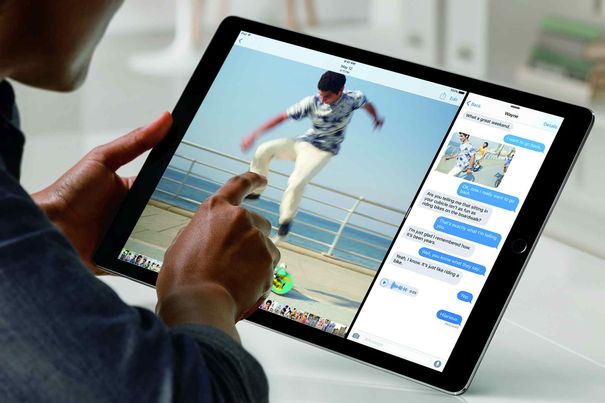Dank Splitscreen kann auf dem iPad Pro auch zwei Apps parallel bedienen.