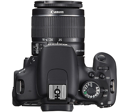 Die Canon 660D mit 18-55-mm-Objektiv: Am Fuss des Modusrades ist der Ein-Aus-Schalter platziert. Im vorderen Bereich befinden sich die Display- und die ISO-Taste sowie das Einstellrad und der Auslöser.