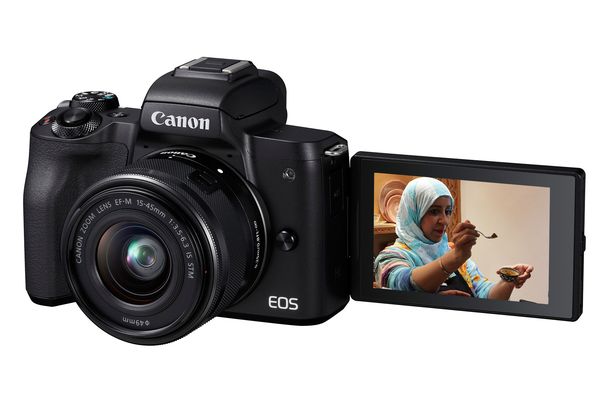 Kompakt und gut bestückt: Die Canon EOS M50 besitzt trotz ihrer kleinen Abmessungen einen zur Seite ausklappbaren Touchscreen, einen elektronischen Sucher und einen eingebauten Blitz.