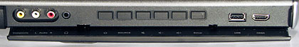 Zusätzliche Anschlüsse (inkl. Kopfhörer- und USB-Buchse) sowie die wichtigsten Bedienungstaster befinden sich unter der Frontklappe