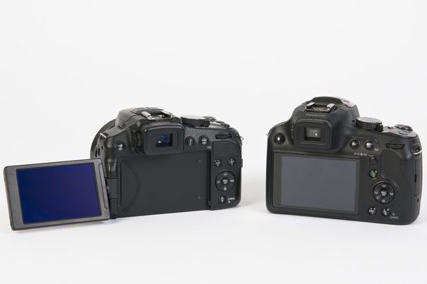 Das Topmodell FZ200 (links) hat einen praktischen ausklapp- und drehbaren LCD. Bei der getesteten FZ72 hat Panasonic leider dieses nützliche Merkmal eingespart. Die FZ72 ist nun mal das günstigere und einfachere Modell, was auch hier deutlich wird.