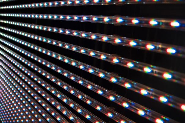 Mehr als 8000 winzige LEDs beleuchten im 65PML9506 die RGB-Flüssigkristalle von hinten und erzeugen so brillante und differenzierte Bilder.